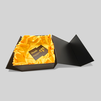 Boîte-cadeau personnalisée de luxe magnétique en satin noir doublé impression en relief satin d'or à l'intérieur de l'emballage pour emballage Premium
