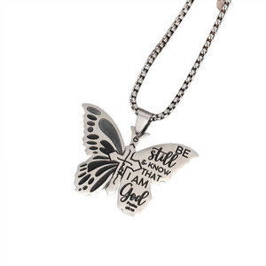 Collar de Mariposa Moderno de Acero de Titanio con Cadena de Eslabones y Versículo Bíblico 'Cálmate y sab que yo soy Dios' - Regalo - Product Image 5