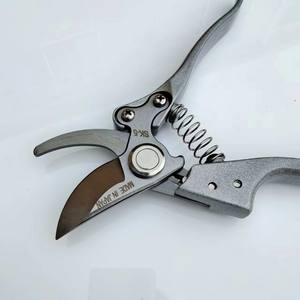 กรรไกรตัดแต่งกิ่ง V10 คาร์บอนสตีล ตัดได้ 20-30 มม. สีเทา เครื่องมือทำสวน ผลิตในญี่ปุ่น - Product Image 5