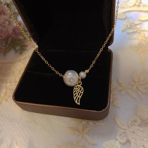 Collier en perles naturelles avec ailes d'ange dorées, design féminin, plaqué argent 925, fermoir en or 18 carats, chaîne en os, pendentifs et breloques en perles - Product Image 4