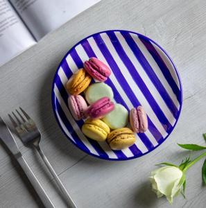 Assiette à dessert en céramique | Assiette à gâteau | Grès jeté à la main, Assiette de poterie à rayures bleu marine de 8 pouces - Product Image 6