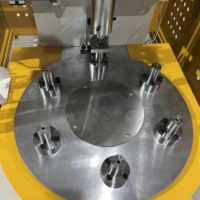 Presse rotative à six postes stable pour opérations de pressage en production de masse