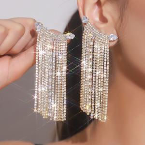 Pendientes Largos Geométricos Chapados en Oro con Cristales de Estrás Estilo Europeo Americano para Mujer, Súper Brillantes y Modernos - Product Image 1