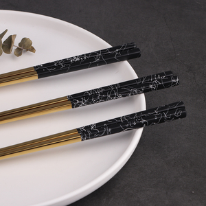 10 pares de palillos elegantes de primera calidad, <span class=keywords><strong>pintura</strong></span> <span class=keywords><strong>en</strong></span> aerosol chapada <span class=keywords><strong>en</strong></span> oro coreano sobre palillos negros de acero inoxidable - Product Image 5