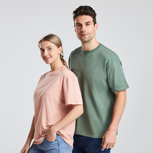 Camiseta de hombre de algodón 100% pesado de 220 g/m² con estampado por transferencia, ecológica, transpirable, de hombro caído y corte oversize. - Product Image 2