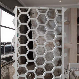 Panel Divisor de Pared Decorativo Hexagonal Moderno con Diseño de Panal de Abeja para Espacios Interiores - Product Image 1
