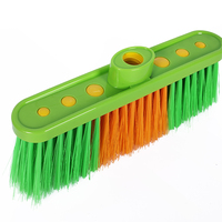 Balai domestique en soie douce pour intérieur/extérieur avec manche en plastique et tête de balai en PET et PP pour le nettoyage et le lavage des sols (vente en gros)