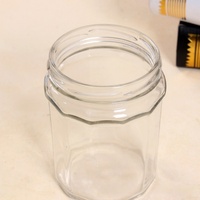 Bocaux de confiture de fruits en conserve, pots de miel scellés, pots de nid d'oiseau, pots de caviar de poisson et bouteilles en verre scellées pour portionnement individuel