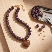 Collier ras du cou en perles d'acrylique effet marbre avec pendentif cœur, entretoises dorées et disques rondelles, couleur marron chocolat, style bohème, pour usage quotidien et soirées