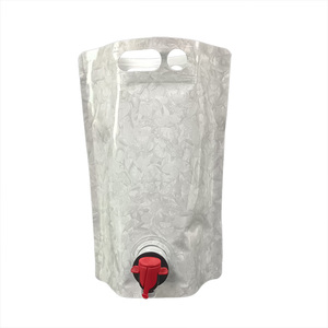 Bolsa de pie blanca como la leche de grado alimenticio de impresión personalizada con válvula Vitop con asa portátil para embalaje de agua - Product Image 1