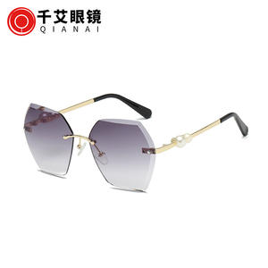 Gafas de Sol Qianai sin Marco, Lentes Irregulares de Metal Dorado, Protección UV400, Ligeras para Mujer - Product Image 2