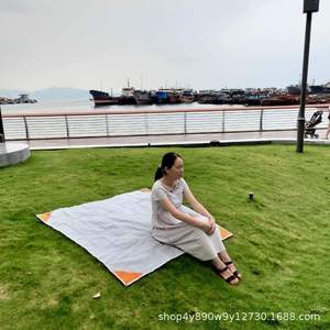 Couverture de pique-nique de poche Woqi 55 x 60 pouces, imperméable, résistante au sable, légère, tapis de camping rectangulaire gris en polyester PVC - Product Image 4