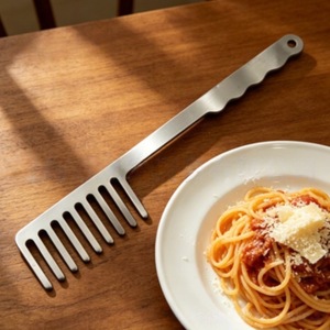 Fourchettes à pâtes en métal pour servir les pâtes italiennes avec sauce et fromage - Product Image 1