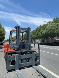 Chariot élévateur HELI K80 d'occasion, 8 tonnes, moteur diesel, 4 roues motrices, garantie 1 an, haute qualité, boîte de vitesses haute performance - Product Image 6