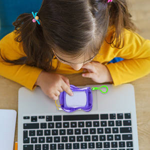 มินิแม่เหล็กกระดานวาดภาพสำหรับเด็กโปรโมชั่นพลาสติกคณะกรรมการการเขียนของเล่นที่มีกระเป๋าเป้สะพายหลังพวงกุญแจคลิป - Product Image 5