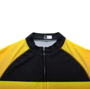 Maillot de cyclisme imprimé rayures abeilles noir et jaune, manches courtes en mesh, fermeture éclair intégrale avec poches arrière, texte et logo personnalisés, séchage rapide - Product Image 3