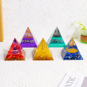 Vente en gros d'objets artisanaux en cristal, copeaux de cristal, ornement en pyramide en résine, cadeau pour le <span class=keywords><strong>yoga</strong></span> <span class=keywords><strong>et</strong></span> la méditation, guérison Reiki, décoration intérieure - Product Image 1