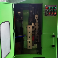 Machine automatique d'alimentation et de coupe pour le roulage de fils, pour la production de vis, boulons, goujons et tuyaux filetés sur ligne de production à matrice plate