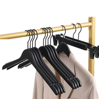 Perchas de madera cintre à pantalon en bois cintre noir LOGO personnalisé cintres en bois noir mat pour présentoir de vêtements