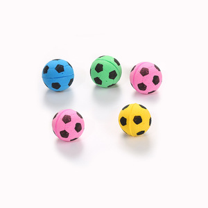 Jouet interactif pour chat en latex résistant aux morsures, en forme de petit ballon de football, pour l'intérieur et l'extérieur, en gros et en stock - Product Image 5