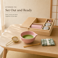 Boîte cadeau en bois pour matcha, avec couvercle coulissant à motif grain de bois, compartiments ajustés, découpe pour poignée intégrée et insert encastré