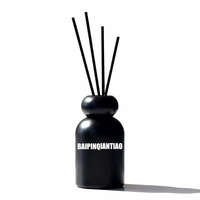 Bouteille vide de diffuseur en verre de roseau pour l'aromathérapie huiles essentielles parfums verres forme ronde noir décalque manipulation de Surface