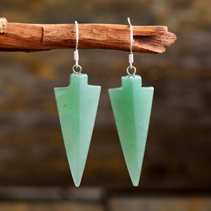 Boucles d'oreilles pendantes œil de tigre vert oriental en forme de flèche, géométriques et tendance - Product Image 1
