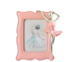 Exquisite small sculptures depicting elegant ballet dancers, suitable for everyone's appreciation