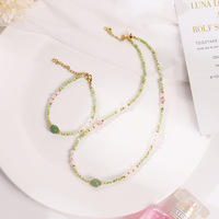 Ensemble collier et bracelet en perles d'aventurine verte et coquillage vert clair, design de niche, décoration délicate, cadeau attentionné pour femme