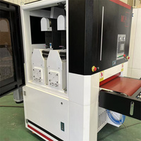 Machine de ponçage automatique pour tôles métalliques, pour le meulage et la finition des surfaces