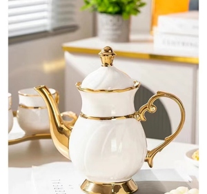 ชุดถ้วยกาแฟเซรามิกสไตล์ยุโรปหรูหราพร้อมเครื่องลายครามสีทองสำหรับเป็นของขวัญ