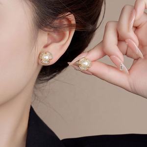 Pendientes de Perlas y Circonitas de Lujo para Mujer, Geométricos, Modernos, Chapados en Oro, Regalo de Alta Gama - Product Image 2