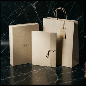 Logotipo en relieve + Cierre con cordón de papel + Detalle de etiqueta colgante, Empaque de regalo premium de papel kraft - Product Image 1