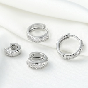 Boucles d'oreilles créoles de luxe en cuivre plaqué or 18 carats avec diamants, géométriques, brillantes, fantaisie, tendance, pour femme, sertissage clos, anniversaire - Product Image 2