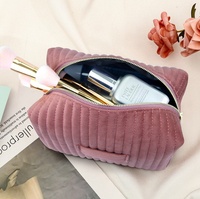 Pochette de rangement pour maquillage en velours exquis pour femmes, motif lettres, grande capacité, fermeture éclair, sac cosmétique portable, organiseur de beauté en peluche