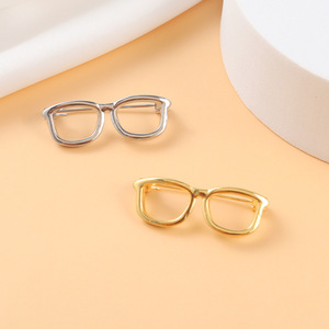 เข็มกลัดแว่นตาแฟชั่นสีเงินสีทองพร้อมตราโลหะเคลือบสำหรับเป็นของขวัญ - Product Image 1