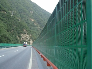 Barrière acoustique <span class=keywords><strong>en</strong></span> métal Cheng Chuang S-barrier, barrière anti-bruit extérieure, panneaux à trous lamellés, <span class=keywords><strong>laine</strong></span> <span class=keywords><strong>de</strong></span> <span class=keywords><strong>verre</strong></span>, tôle d'acier galvanisée, NRC 0.8 - Product Image 4