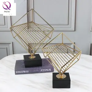 Fashion Design Beauty Metal Gold Expression Luxury Shape Home Decoration Pieces Table Top Ornament Items