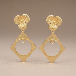 Boucles d'oreilles en plaqué or, magnifique design classique et unique, serties de petites fleurs. - Product Image 2