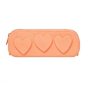 Étui à crayons en silicone en forme de cœur, étui à crayons imperméable pour les enfants à l'école, sac à crayons portable avec fermeture éclair - Product Image 3