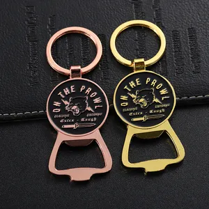 Pabrik pembuka kaleng logam warna emas gantungan kunci kustom Logo pembuka botol bir gantungan kunci lembut Enamel gantungan kunci dengan Pembuka
