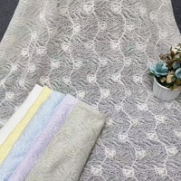 Tissu en dentelle crochetée blanche avec motif floral médaillon et cordon, matière en dentelle tricotée pour robes de mariée et rideaux