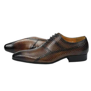 Zapatos de vestir y Oxfords de cuero para hombre con diseño retro de verano, estilo ejecutivo exquisito, parte superior de cuero con relieve y tallado. - Product Image 1