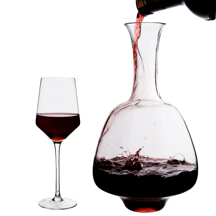 Yeni tasarım temizle 1700ml yuvarlak cam şarap dekantörü ahşap taban ile büyük cam suyu <span class=keywords><strong>sürahi</strong></span> cam su <span class=keywords><strong>sürahi</strong></span>
