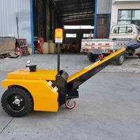 Tracteur de remorquage électrique compact à utilisation facile pour le remorquage de chariots à bagages d'aéroport
