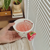 Adorable tasse en céramique avec des motifs de fraises et une fraise en 3D - Passe au lave-vaisselle et au micro-ondes - Pour les boissons des enfants et la décoration de la maison
