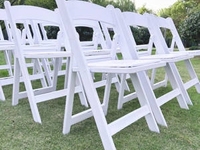 Chaises pliantes modernes blanches en plastique HDPE empilables et portables pour événements commerciaux, mariages et locations – Prix usine