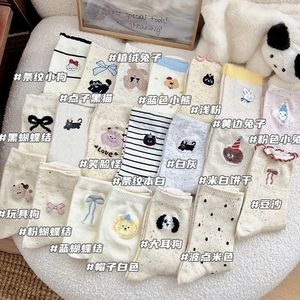 Chaussettes blanches mi-mollet pour femmes, design de dessin animé, respirantes, absorbant la sueur, style japonais, chaussettes décontractées pour jeunes adultes - Product Image 3