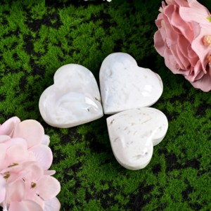 หินแกะสลักรูปหัวใจจากคริสตัลธรรมชาติขัดเงา หินอาเกตสีขาวรูปหัวใจ สำหรับเป็นของขวัญ ขายส่ง - Product Image 1