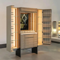 Meuble bar de luxe minimaliste avec rangement escamotable et miroir central pour cave à vin résidentielle contemporaine